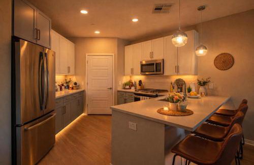 Bright 1BR Uptown Biltmore Gym Pool Parking WD - Foto 34