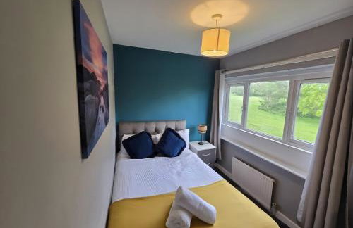 2ndHomeStays- Willenhall-A Serene 3 Bed House with a Garden View-Suitable for Contractors and Families-Sleeps 9 - 7 mins to J10 M6 and 21 mins to Birmingham - Foto 4