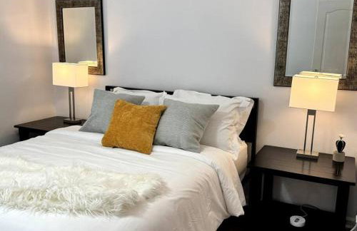 Bright Spacious Renovated Home Master on Main - Foto 16