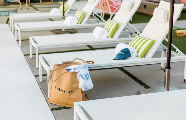 2 Rooms, Sleeps 8 Retro Hotel w/ Pool Wesley King Studio Buyout by Avantstay - Foto 17