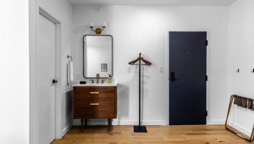 King Bed, Historic DTWN Hotel, Coffee Shop, Room # 202 - Foto 4