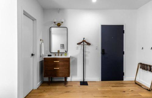 King Bed, Historic DTWN Hotel, Coffee Shop, Room # 202 - Foto 4