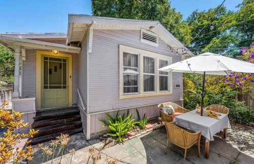 Refined and Roomy 1BD House with Laundry - Foto 36