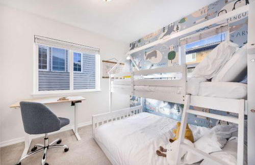 Rare 2BR Modern Urban Escape Free Parking - Foto 29