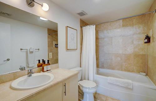 Coconut Grove 1 bedroom condo parking included - Foto 7