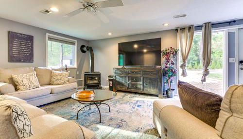 Large Yard with Pond Family Retreat in New Albany! - Foto 2