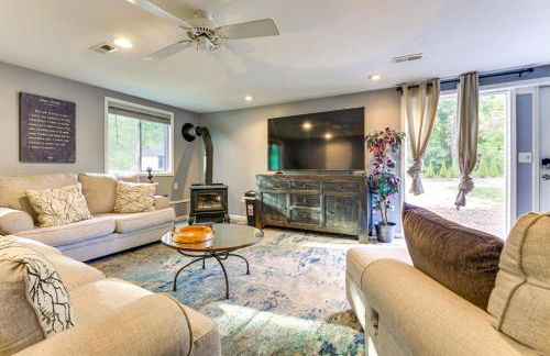 Large Yard with Pond Family Retreat in New Albany! - Foto 2