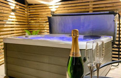 Tranquil retreat with hot tub - Photo 7