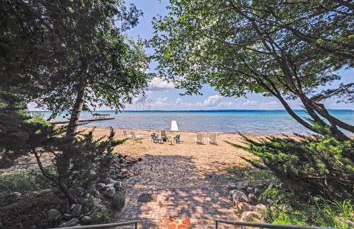 Torch Lake Getaway with Private Beach and Boat Dock! - Foto 26