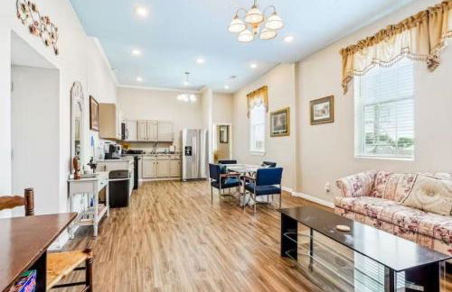 Penthouse on Claiborne - Foto 1