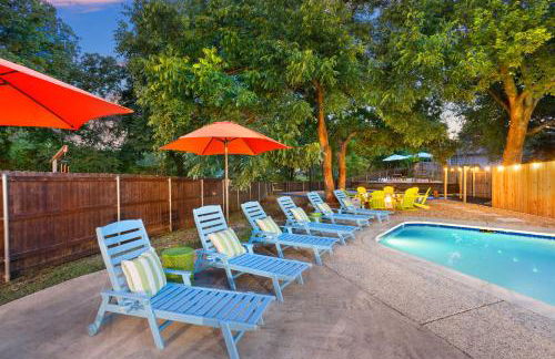 Resort Style Backyard Pool Pickleball Court - Foto 61