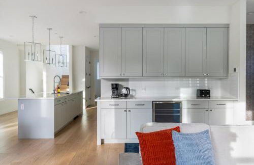 Elegant 3-Story House with Private Backyard in WA - Photo 25