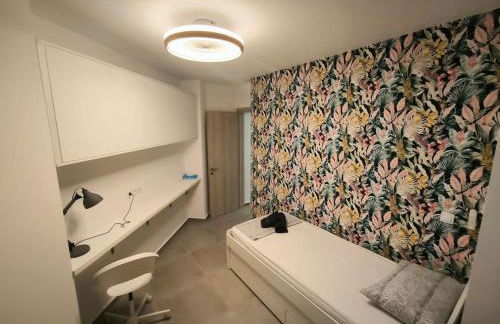 Floral Home 2 - 1st floor apt with private parking! - Photo 8