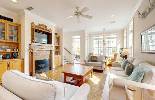 Luxury cottage with pools & multiple decks, 1/2 block to beach - Foto 6