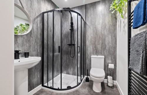 Prime Central Living 5-Bedroom 3-Bath Spacious House - Photo 34