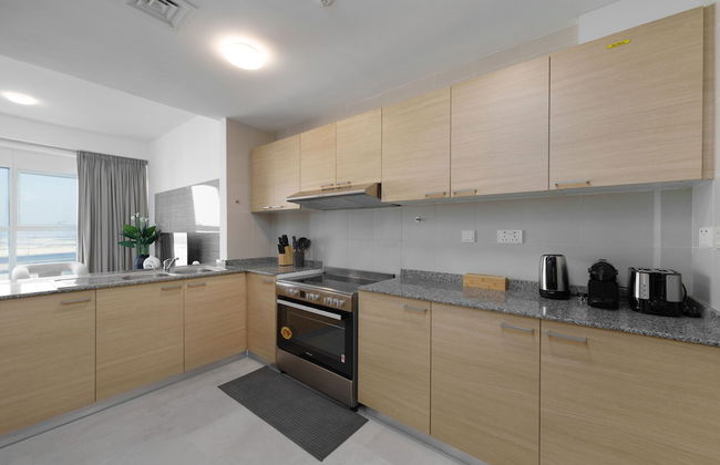 Maison Privee - Elegant and Panoramic Sea View Apt on Al Reem Island - Photo 7