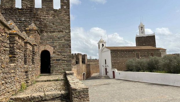 Visita guiada por Alandroal - Foto 2, Una de las torres del Castillo de Alandroal