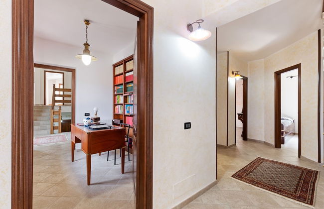 Valley View Villa in San Mango D'aquino with Hot Tub - Foto 7