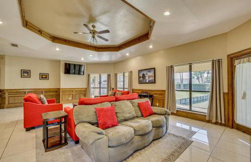 Pool and Game Room Waterfront Harlingen Home - Foto 7