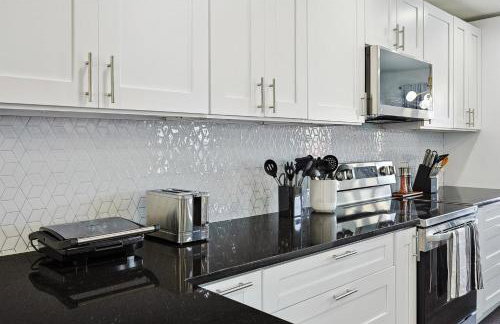 Modern Comforts & Classic Charm w Pool 5BD - Foto 16