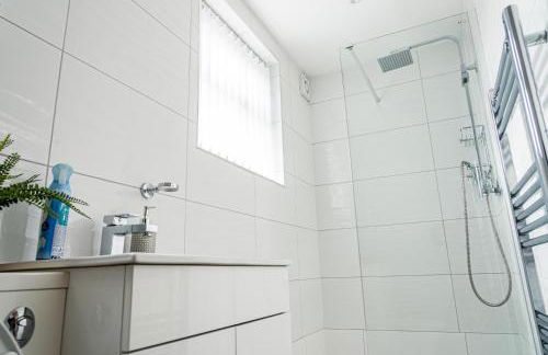 Stylish Flat in Wolverhampton - Short and long Stay with Free Parking - Photo 21