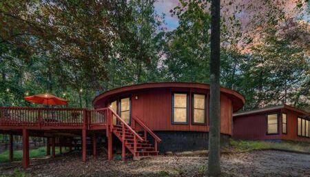 Cabin w hot tub & fire pit at The Woods Resort - Foto 3