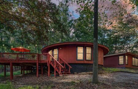 Cabin w hot tub & fire pit at The Woods Resort - Foto 3