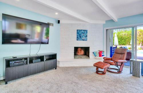 Modern Pool house with hot tub and relaxing backyard - Foto 12