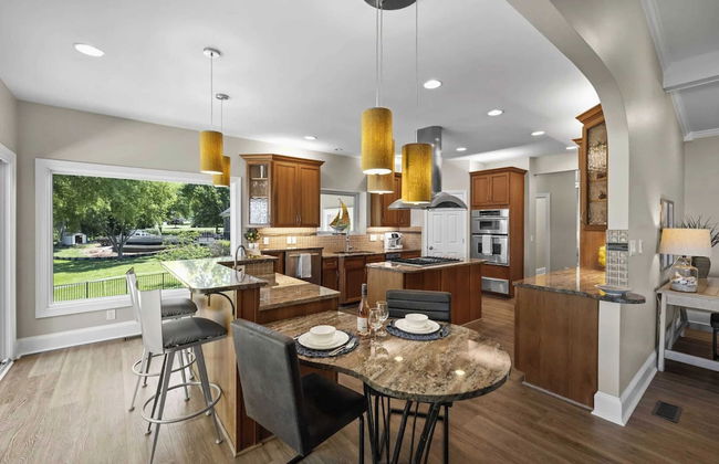 Water, Water Everywhere by Avantstay Pool + Dock - Foto 26