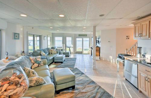 Luxurious Oceanfront Flanders Bay Home with Kayaks! - Foto 16