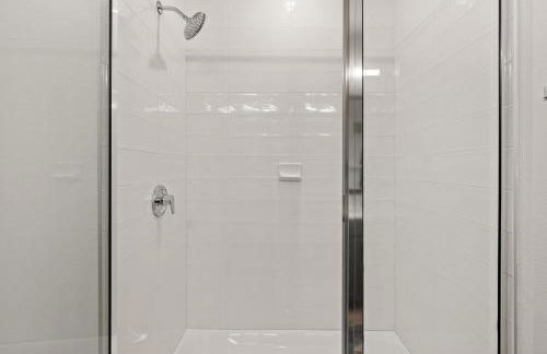 Polished Contemporary 2BR 2BA Private Balcony - Foto 13