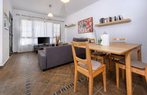 Casa Hibiscus - Shared Pool and BBQ - Close to Seafront Promenade By Lanzarote Vacation Homes - Foto 8