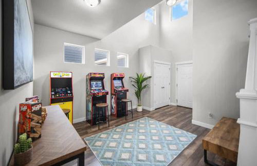 Charming Family Stay w Arcade Theatre Ski Haven Walking trails and river walk in backyard - Foto 19