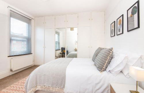 King Room with a shared Kitchen and bathroom in a 5-Bedroom House at Hanwell - Foto 12