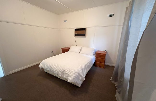 Pet Friendly 2 Bedroom Cottage with Yard - Photo 1