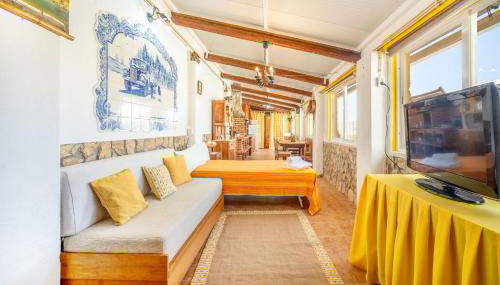 Eclectic oasis with poolside charm in Arranhó - Foto 4