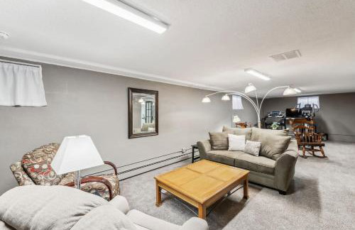 Cozy 3BR Home with BBQ Patio & Gym Near Downtown - Foto 13