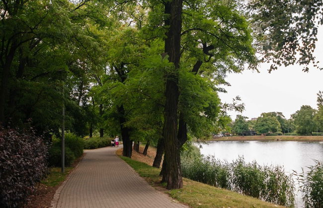 Modern Apartment Across the Ponds - Foto 34