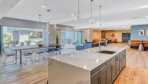 Luxury Living in N Park, 2BR, King Beds, Parking - Foto 5