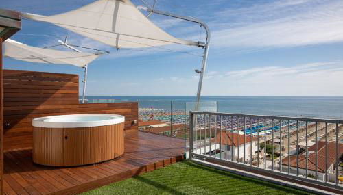 Beachfront Penthouse with private parking - Foto 2