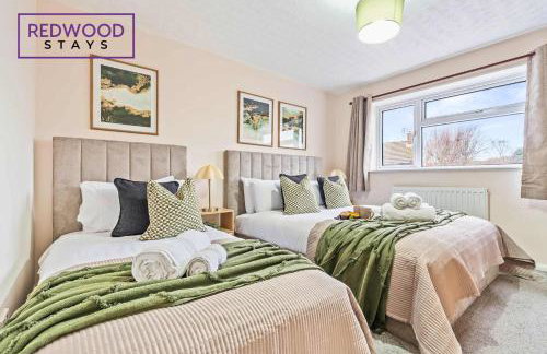 Cosy 3-Bedroom Serviced House with Free Fast WiFi and Parking for 2 Cars By Redwood Stays - Foto 2