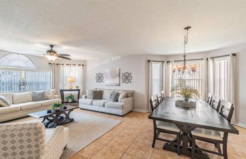 LOVE AT FIRST SIGHT! NEW Disney Home, Sleeps 6, Pool, Patio, NO Steps, LOW Rates! - Foto 27