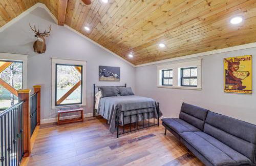 Riverfront Mountain View Cabin with Deck and Grill! - Foto 21