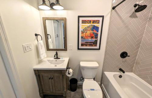 Luxurious Lake Retreat with Hot Tub and Walk to Beach - Foto 26