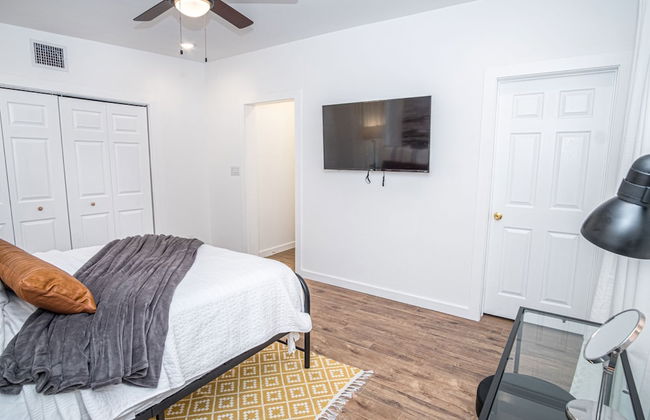 Huge Remodeled 5BR 4BA House Sleeps 20 Downtown - Photo 23