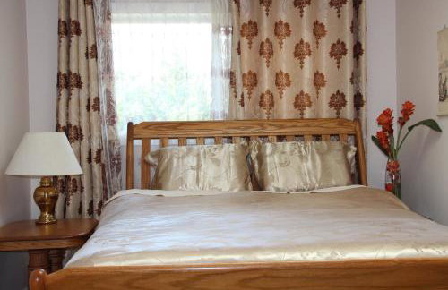 Bright 3 bedroom home with full kitchen, fenced backyard, sports court and free parking - Foto 16