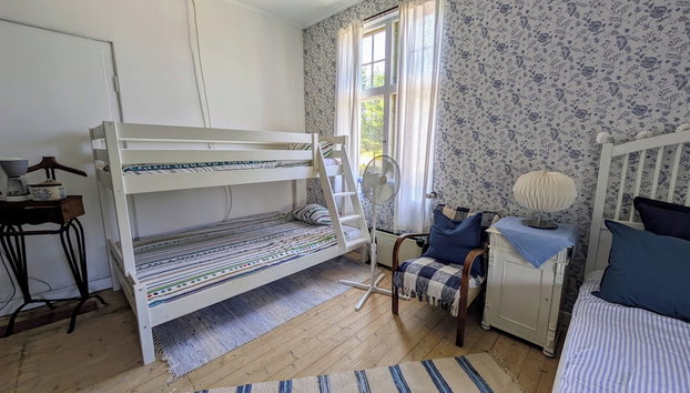 Bright and Spacious Living in Historic Building - Photo 4, Chambre