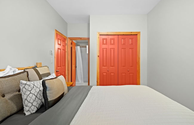 MODERN 4,500 sqft Ski Chalet: 5 Br + 6 Ba | Pool Table | Pool + PRIVATE Hot Tub - Photo 15