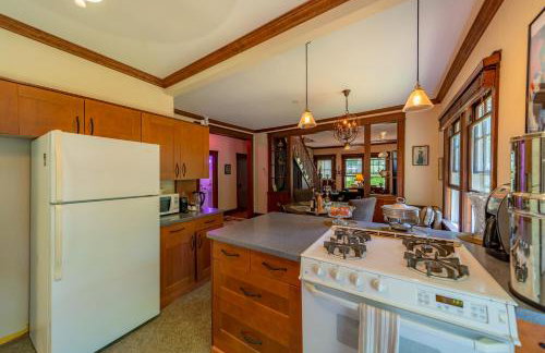 1920s Phoenicia Bungalow with Vintage Furnishings, Sauna, Fireplace, & Fenced Backyard - Foto 10