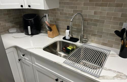 Modern Basement Retreat 2BR King suite - Foto 22